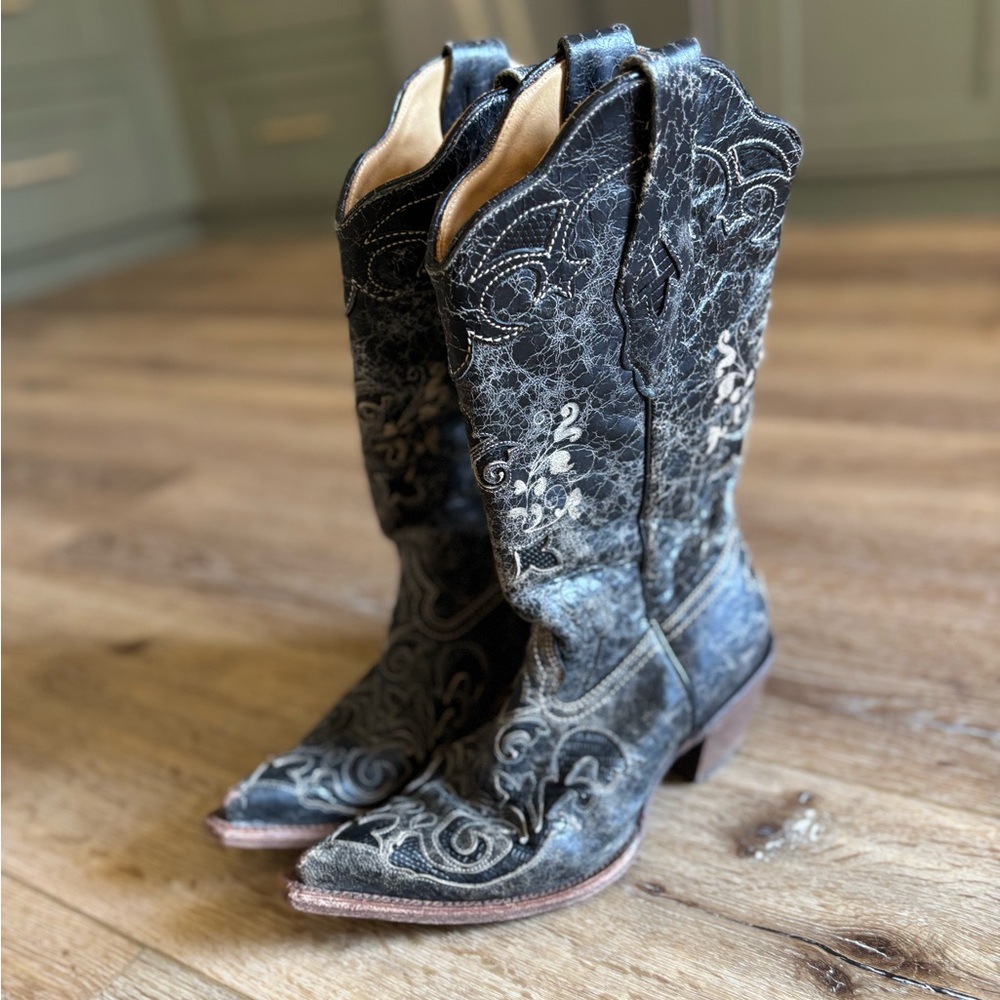 Size 7 women’s corral boots